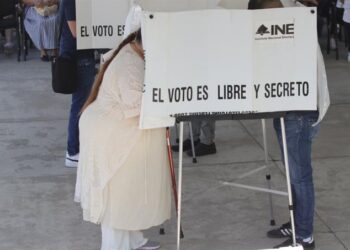 Sheinbaum llama al INE a reconsiderar el monto solicitado para las elecciones de 2027