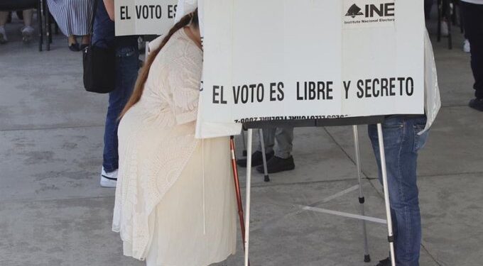 Sheinbaum llama al INE a reconsiderar el monto solicitado para las elecciones de 2027