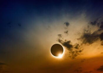España vive un eclipse solar total que convierte el día en noche durante minutos