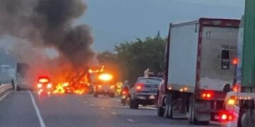 Michoacán se moviliza tras operativo federal: reportan bloqueos y vehículos incendiados