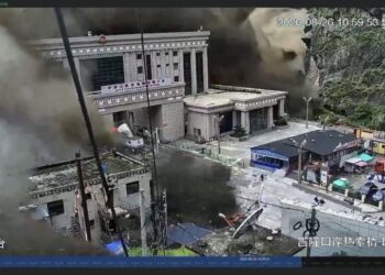 Inundaciones en Nepal y China: sismo habría provocado deslizamiento que bloqueó un río