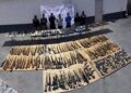 Detienen en Nuevo León a tres personas que transportaban 210 armas desde Texas