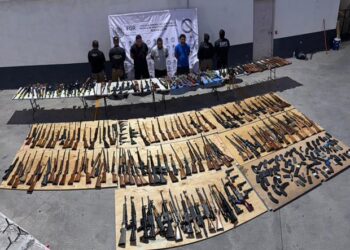 Detienen en Nuevo León a tres personas que transportaban 210 armas desde Texas
