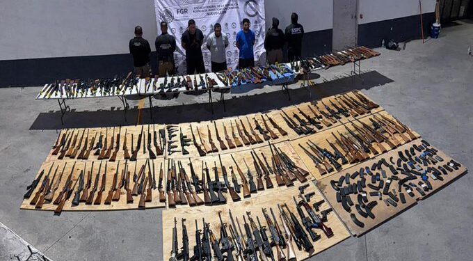 Detienen en Nuevo León a tres personas que transportaban 210 armas desde Texas