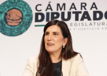 Kenia López pide revisar facultades de la autoridad reguladora en materia de audiencias
