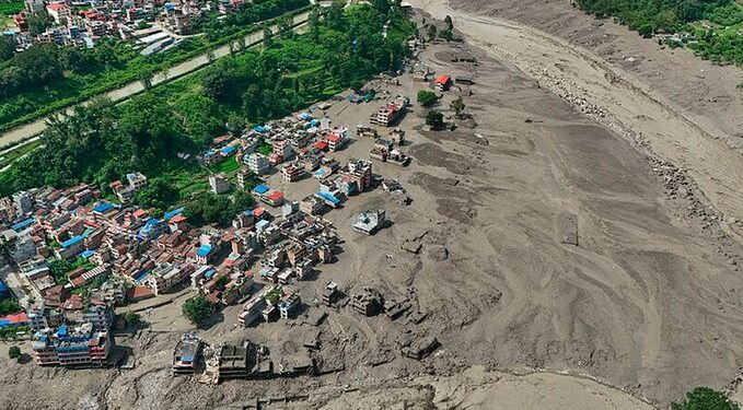 Nepal enfrenta devastadora riada; suman 392 muertos y mil 400 desaparecidos