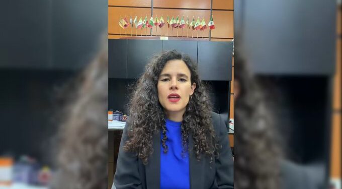 Luisa María Alcalde responde a críticas y niega haber creado lista contra periodistas
