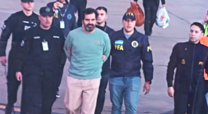 Fernando Farías Laguna deja Argentina y es trasladado a México para enfrentar a la justicia