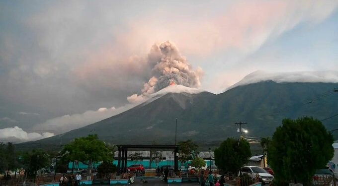 Erupción del Volcán de Fuego pone en alerta a Guatemala y mantiene en vigilancia a Chiapas