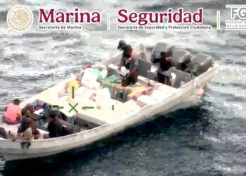 Interceptan lancha con cocaína y 2,450 litros de combustible frente a las costas de Guerrero
