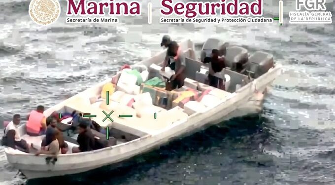 Interceptan lancha con cocaína y 2,450 litros de combustible frente a las costas de Guerrero