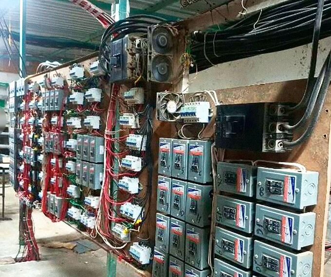 Granja clandestina de criptomonedas operaba con 300 equipos en la Sierra Norte de Puebla