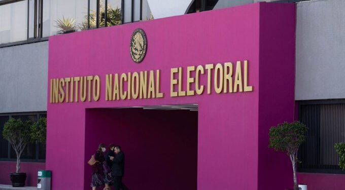 FGR pide retirar publicaciones de abogada que denunció presunto acoso en el INE