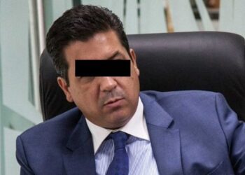 Cabeza de Vaca rechaza acusaciones mientras exsecretaria señala órdenes sobre contratos