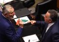 Enrique Inzunza deja la bancada morenista, pero mantiene respaldo y posiciones en el Senado