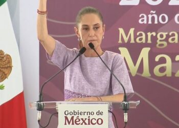Manifestantes increpan a Sheinbaum durante presentación de avances de gobierno en Colima