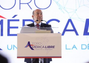 Felipe Calderón advierte sobre riesgos para la democracia y llama a la participación ciudadana