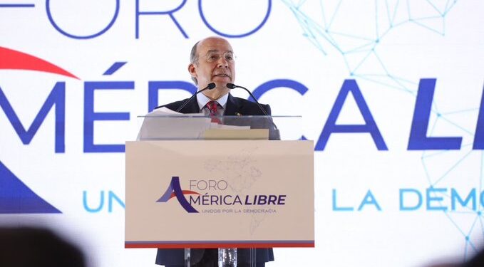 Felipe Calderón advierte sobre riesgos para la democracia y llama a la participación ciudadana