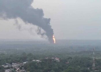 Explosión e incendio en planta de sal movilizan a cuerpos de emergencia en Jáltipan