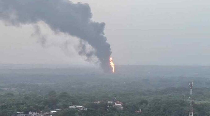 Explosión e incendio en planta de sal movilizan a cuerpos de emergencia en Jáltipan