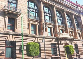 Banxico deja tasa en 6.5% y señala diferencias económicas con Estados Unidos
