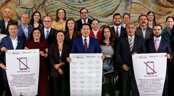 SEP acuerda nuevas reglas para el uso de celulares en las escuelas de México