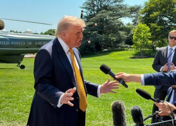 Trump defiende veto a CNN, MS NOW y Politico y acusa a medios de difundir “noticias falsas”