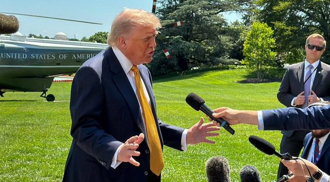 Trump defiende veto a CNN, MS NOW y Politico y acusa a medios de difundir “noticias falsas”