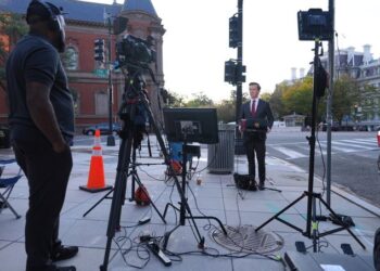 Trump enfrenta orden judicial para devolver acreditaciones a CNN, MS NOW y Politico