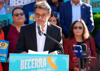 Eugenio Derbez denuncia intimidación contra latinos en EU y llama a defender el voto