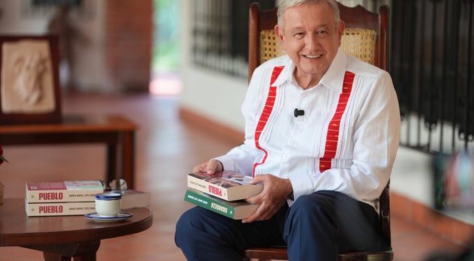 AMLO reaparece y dedica su nuevo libro “Pueblo” a Claudia Sheinbaum