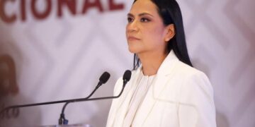 Morena responde a Felipe Calderón y cuestiona sus críticas sobre la democracia en México