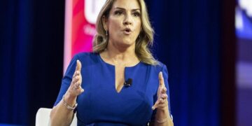 Sara Carter advierte que EU perseguirá a funcionarios que colaboren con cárteles