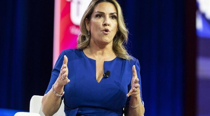 Sara Carter advierte que EU perseguirá a funcionarios que colaboren con cárteles