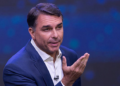 Flávio Bolsonaro viaja a Estados Unidos y cuestiona la legitimidad de las elecciones en Brasil
