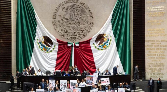 Oposición cuestiona la “Ley Antimemes” y alerta sobre riesgos para la crítica política