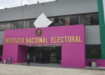Sheinbaum exige revisar contratos del INE y determinar posibles responsabilidades