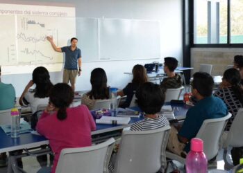 UNAM analizará uso de celulares e IA en aulas y reforzará capacitación docente