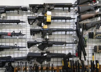 Adolescentes estadounidenses se suman al tráfico de armas hacia México, revela NYT