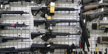 Adolescentes estadounidenses se suman al tráfico de armas hacia México, revela NYT