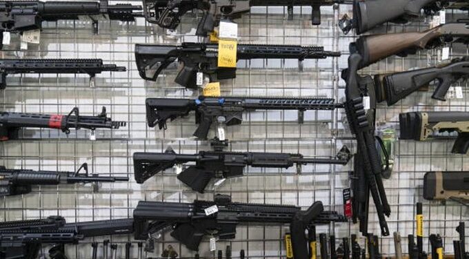 Adolescentes estadounidenses se suman al tráfico de armas hacia México, revela NYT