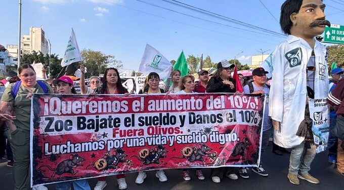 Empleados del IMSS exigen la renuncia de Rafael Olivos y mejores condiciones laborales