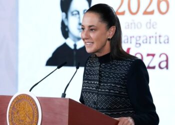Sheinbaum firma reforma sobre doble nacionalidad y responde por accidente en Nayarit